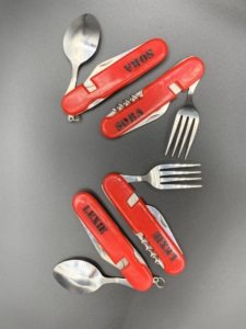 Gravure sur plastique pour couteaux-suisse