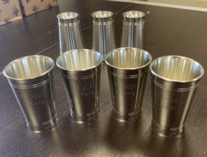 Verres en métal gravé