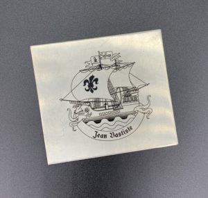 Gravure laser sur métal avec prénom et illustration