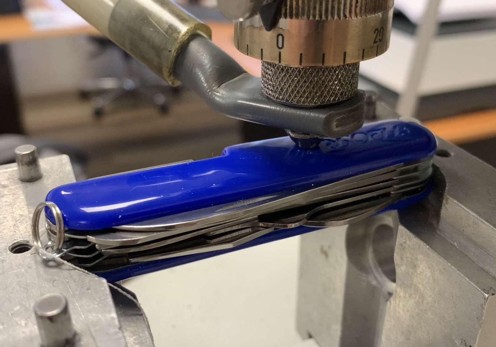 couteau suisse bleu plastique gravé