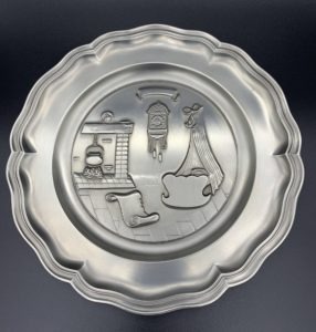 Gravure d'illustration sur une assiette en métal