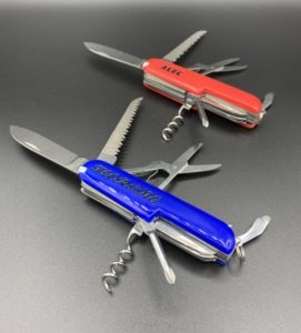 Gravure sur plastique pour couteaux suisse rouge et bleu