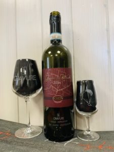 Gravure sur bouteille à vin et verres