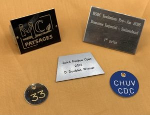 Gravure sur plaquettes et médaillons en métal