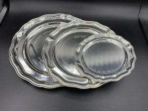 Gravure sur assiettes diverses