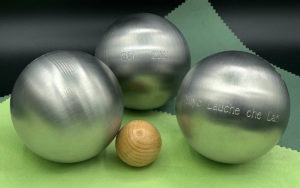Gravure sur métal inox pour boules de pétanque