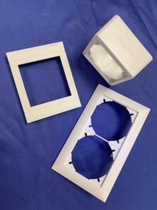 Gravure sur plastique pour cadres de prises éléctrique