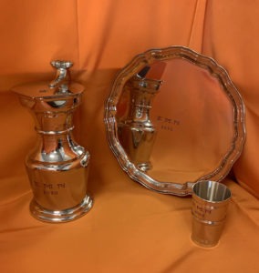 Gravure sur métal étain sur channe, plateau et gobelet