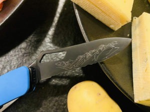 Gravure sur métal inox sur un couteau suisse SWIZA à lame noire