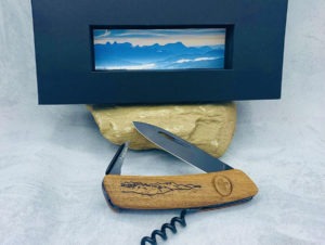 Gravure sur bois sur couteau suisse SWIZA
