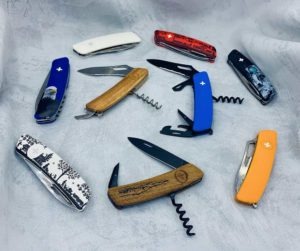 Gravure sur bois et plastique sur couteaux SWIZA