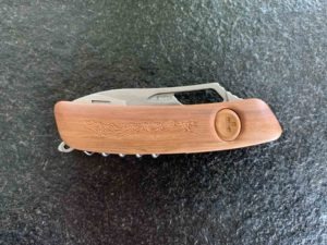 Gravure sur bois personnalisée sur couteau suisse SWIZA