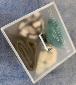 Gravure sur plexiglas sur couvercle d'une boîte