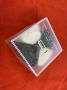 Gravure sur couvercle d'une boîte en plexiglas