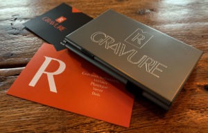 Gravure sur étui en métal alu de cartes de visite