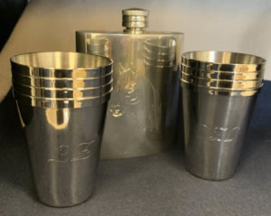 Gravure sur métal étain et inox sur flasque et gobelets