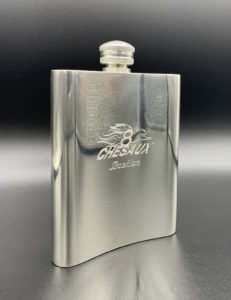 Gravure sur métal étain sur flasque