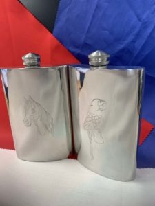 Gravure sur métal étain sur flasques