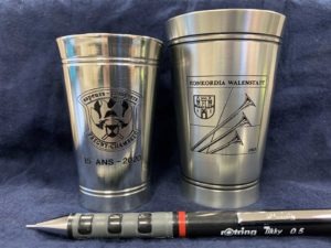 Gravure sur gobelets en métal étain