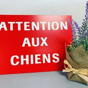 Gravure sur plastique sur panneau signalétique Attention aux chiens