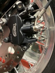 Gravure sur métal alu d'une pince de frein moto