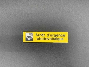 Gravure plaque signalétique sur plastique avec 3 couches