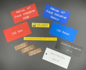 Plaques signalétiques gravées sur plastique et métal alu anodisé