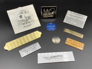 Plaquettes signalétiques gravées sur métal alu, inox et laiton