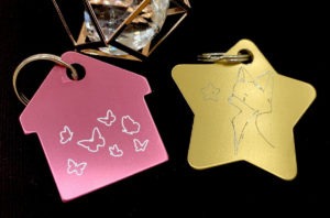 Gravure sur porte-clés en métal alu