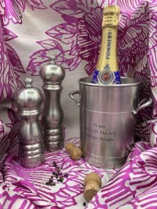 Gravure sur salière et poivrier et sceau à champagne en métal étain