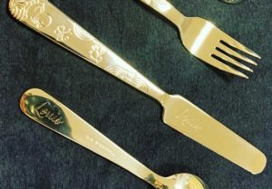 Gravure sur services pour bébé en métal inox doré