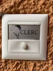 Gravure sur plastique pour une sonnette