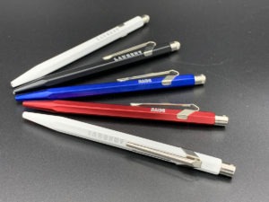 Gravure sur stylos Caran d'ache en métal alu anodisé