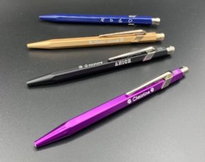 Gravure sur stylos Caran d'ache en métal alu anodisé colorés