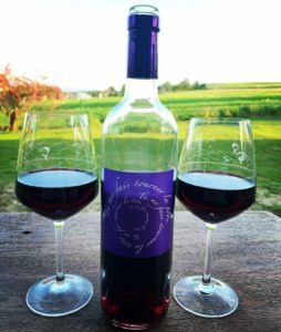 Gravure verre à vin avec bouteille en verre