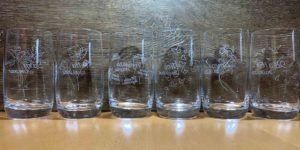 Gravure sur des verres à eau