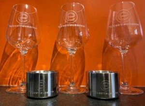 Gravure sur verre et tasses en inox